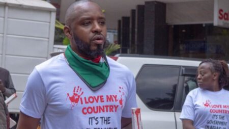 Boniface Mwangi arrested at Lukenya home by DCI officers