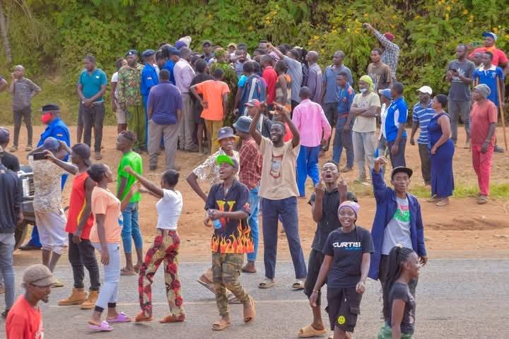 Angry residents of Kimbimbi and Mathangauta villages in Kirinyaga county demonstrating against the government along the Embu- Makutano highway, accusing it of failing to have a body of a fifteen -year-old girl who drowned in Gatitika water fall retrieved